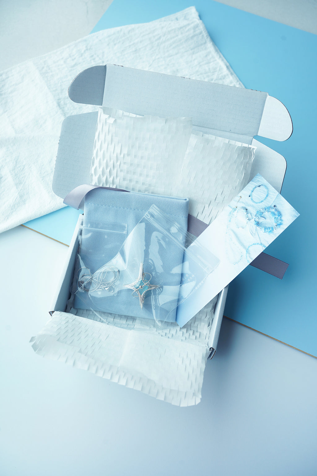 嶼藍之間 包裝：絨布袋、飾品資訊卡及飛機盒 Between Blues gift-ready packaging